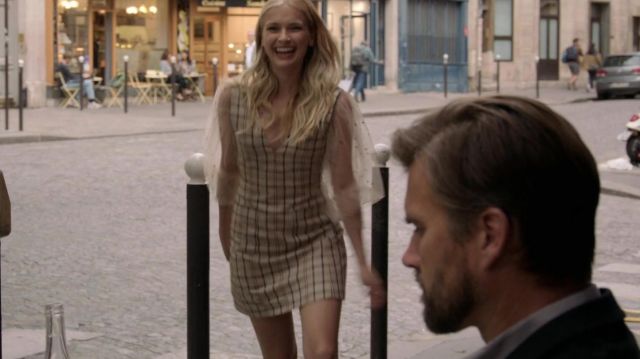 La robe de Camille (Camille Razat) dans Emily in Paris (S01E05)