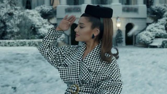 Manteau porté par Ariana Grande dans Ariana Grande - Positions (vidéo officielle)
