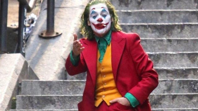 Un gran disfraz del último JOKER usado por Arthur Fleck (Joaquin Phoenix) en la película Joker