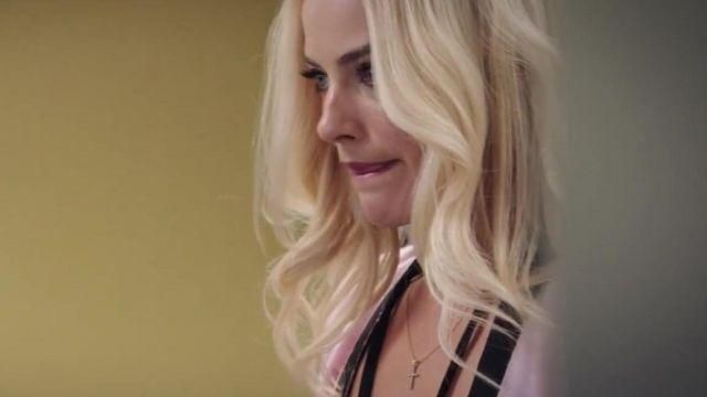 Collier pendentif croix de Kayla Pospisil (Margot Robbie) dans Scandale