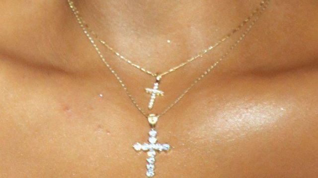 Collier croix de Kim Kardashian dans L'Incroyable Famille Kardashian