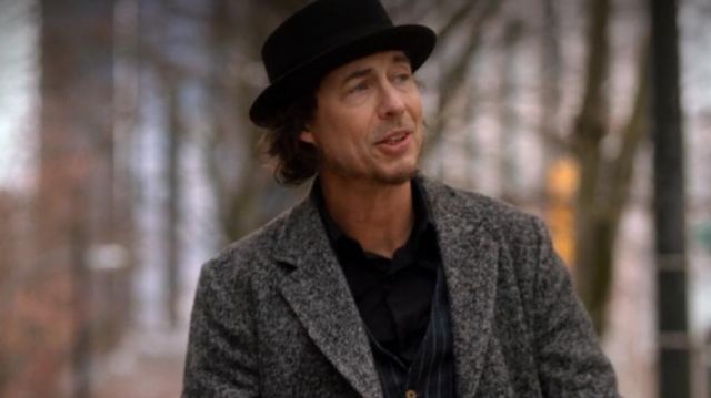 Trench Coat of Dr. Harry Wells (Tom Cavanagh) in The Flash (S05E21)