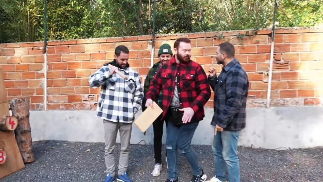 Quilted plaid jacket dickies of Pierre Croce in Lumberjack challenge: Who will be the strongest!
