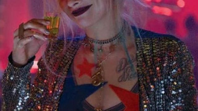 Long manteau à paillettes porté par Harley Quinn (Margot Robbie) dans Birds of Prey (et l’émancipation fantasmatique d’une Harley Quinn)