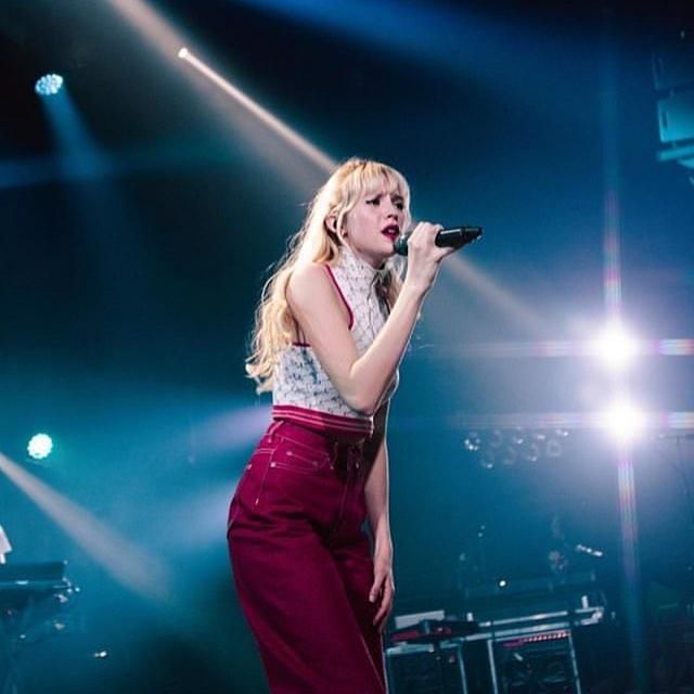 The red pants worn by Angèle during the Live Session NRJ