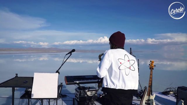 La veste blanche de FKJ dans sa vidéo FKJ live @ Salar de Uyuni for Cercle