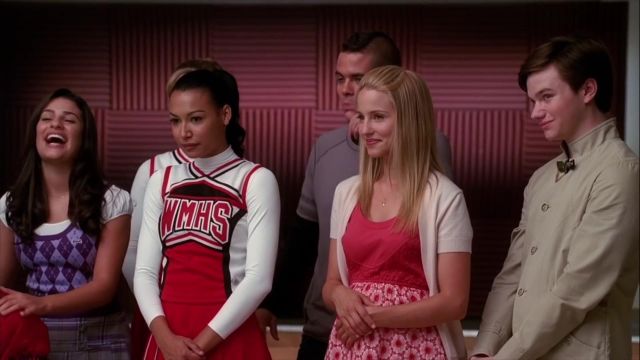 Robe portée par Dianna Agron dans GLEE - My Life Would Suck Without You (Full Performance) HD