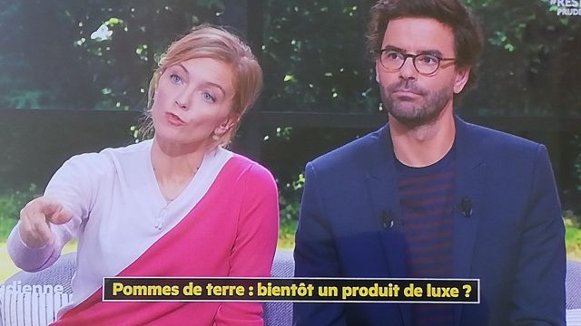 La pull bicolore blanc et rose de Maya Lauqué dans l'émission La Quotidienne du 4 juin 2020