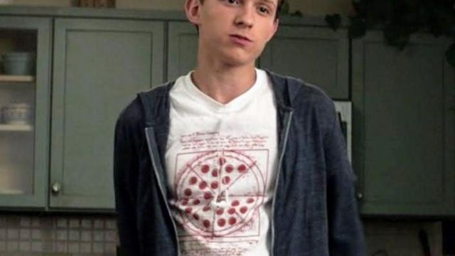Looks de la película Capitán América: Civil War: Tom Holland lleva una camiseta estampada de "pizza de vitruvio" para su papel de Peter Parker