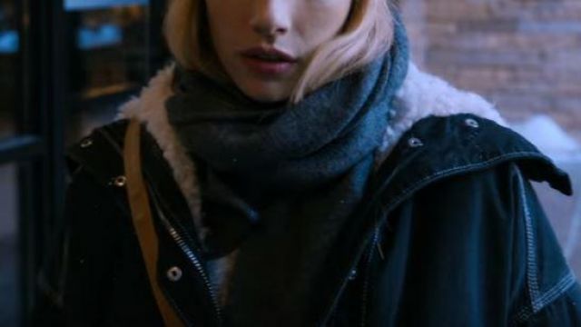 Le blouson noir à doublure moumoute & Other Stories porté par Sloane (Emma Roberts) dans le film Holidate