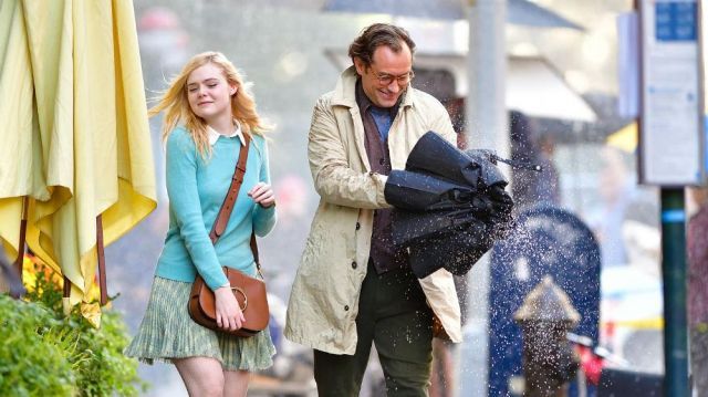 Manteau en coton de Ted Davidoff (Jude Law) dans A Rainy Day in New York
