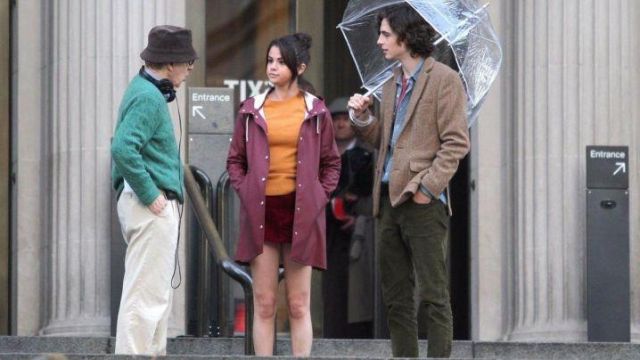 Manteau à capuche de Chan (Selena Gomez) dans A Rainy Day à New York