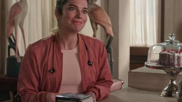 Pink bomber jacket of Alexis Rose (Annie Murphy) in Schitt's Creek (S06E08)