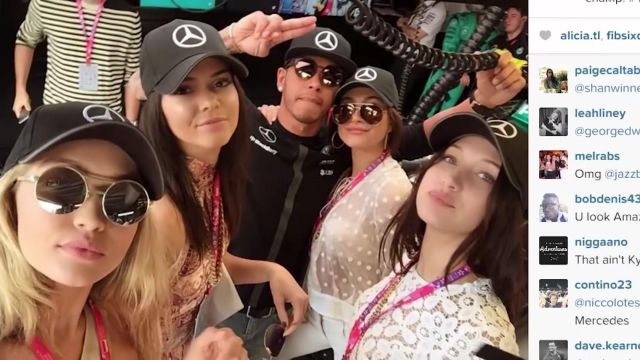 Blouse portée par Hailey Baldwin dans Kendall Jenner & Gigi Hadid Party in Monaco & Take Sexy Pics to Prove It