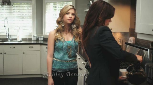 Tee shirt worn by Hanna Marin (Ashley Benson) in the series Pretty Little Liars (S01E03)