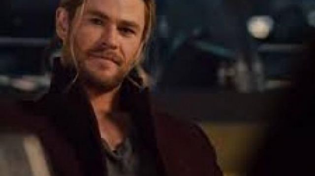 Manteau long marron porté par Thor (Chris Hemsworth) dans la garde-robe du film Avengers: Age of Ultron