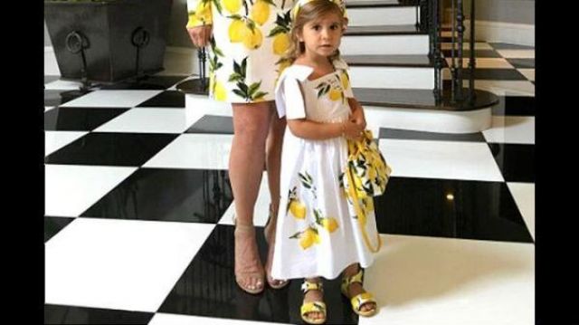 Sandale portée par Penelope Scotland Disick dans Kris Jenner and Penelope Disick Slay in Matching Lemon Dresses