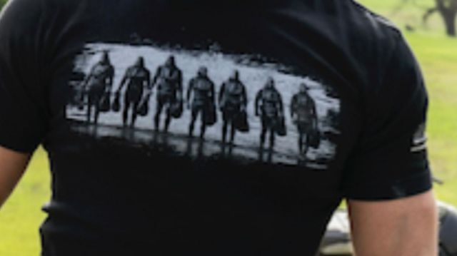 T-shirt porté par Sonny Quinn Ne sais pas dans SEAL Team