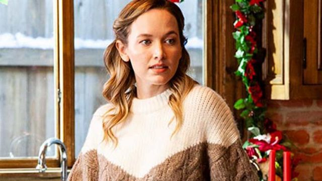 Sweater of Aubrey Lang (Natalie Hall) in A Very Charming Christmas Town