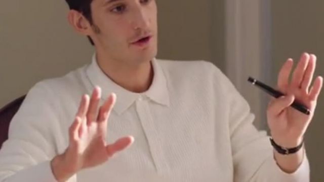 The white polo shirt worn by Dr. Juiphe (Pierre Niney) in the series La Flamme (Season 1 Episode 2)