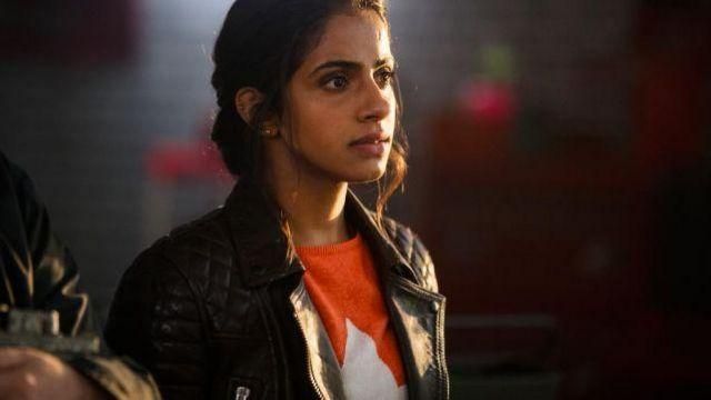 Orange Star Sweater of Yasmin Khan (Mandip Gill) in Doctor Who (S11E01)