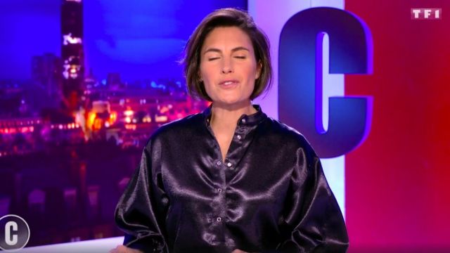 La blouse polo navy, fluide et satinée de Alessandra Sublet dans C'est Canteloup le 16.11.2020