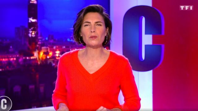 Le pull col v 4 fils en cachemire rouge orangé de Alessandra Sublet dans C'est Canteloup le 12.11.2020