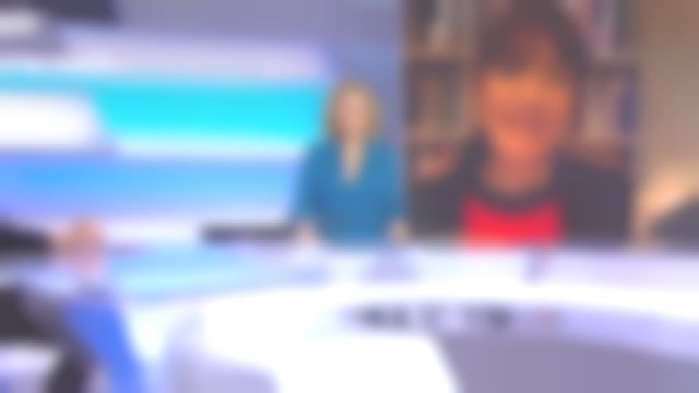 La robe en soie bleue de Caroline Roux dans C dans l'air le 18.11.2020