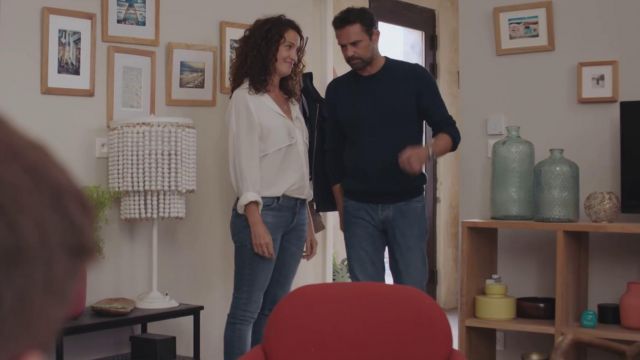 The shirt with white flaps of Clémentine Doucet (Linda Hardy) in Tomorrow belongs to us episode 801