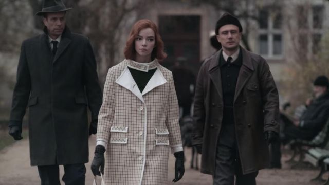 Manteau à carreaux porté par Beth Harmon (Anya Taylor-Joy) dans The Queen&#39;s Gambit série TV (Saison 1 Épisode 7)