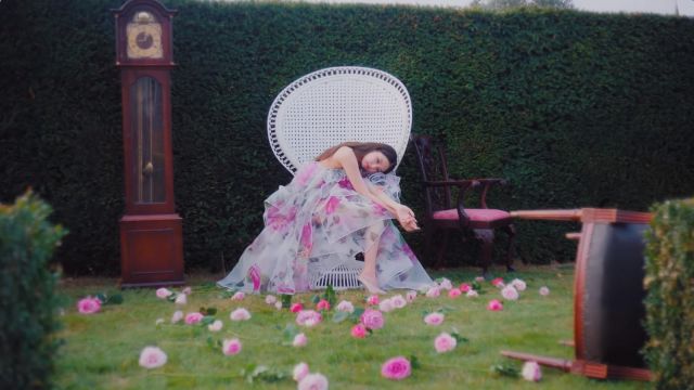 Off-White c / o Virgil Abloh Floral Mesh Robe portée par Jennie Kim en SOLO musique vidéo