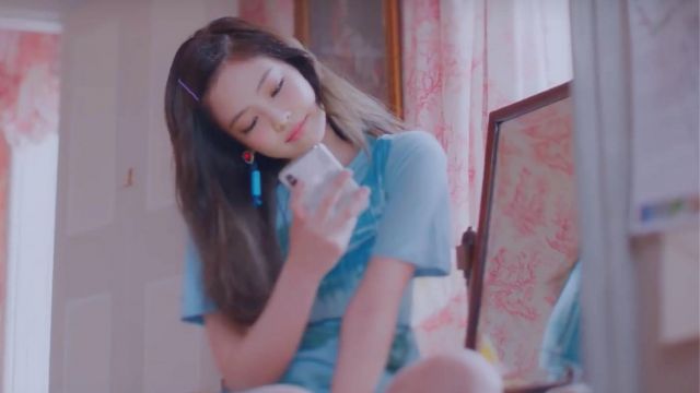 Turquoise V-neck cropped tank top worn by  Jennie in her SOLO music video