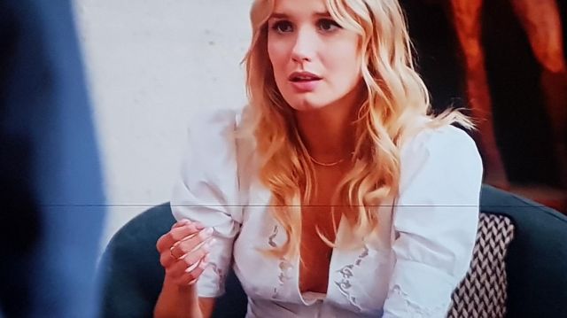 The Rouje balloon-sleeved shirt worn by Anne (Ana Girardot) in the series La Flamme (Season 1)
