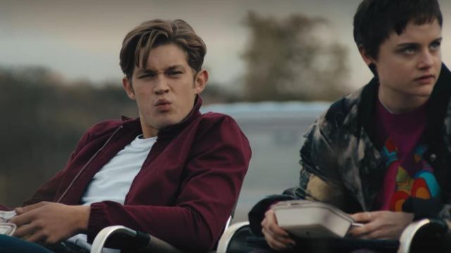 Atuendos de Cómo vender drogas en línea (rápido): Daniel Riffert (Damian Hardung) usa una chaqueta con cremallera burdeos en el episodio 6 de la temporada 2