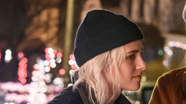 Bonnet noir porté par Abby (Kristen Stewart) dans Happiest Season