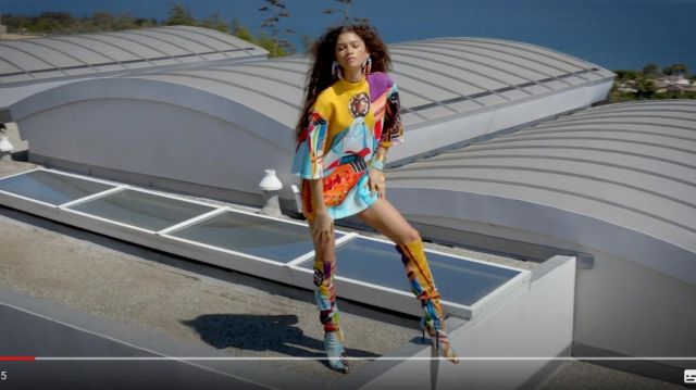 Pyer Moss Tall Mamba Boot usado por Zendaya en el video de YouTube Zendaya and a Drone • InStyle Edición de septiembre | Instyle