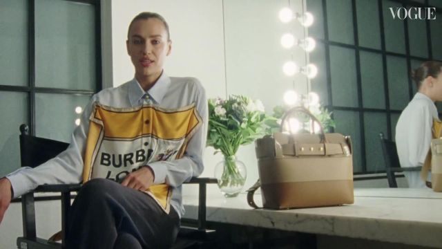 Burberry Montage Imprimé Chemise en Soie portée par Irina Shayk dans la vidéo YouTube Irina Shayk: Dans Le Sac | Épisode 26 | Vogue britannique
