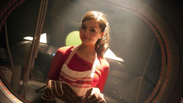 Apron of Clara (Jenna Coleman) in Doctor Who (S07E01)