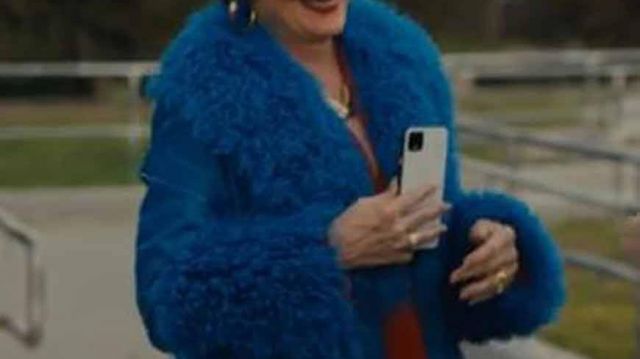 Gabardina de cuero con cuello de piel azul usada por Dee Dee Allen (Meryl Streep) en la película The Prom