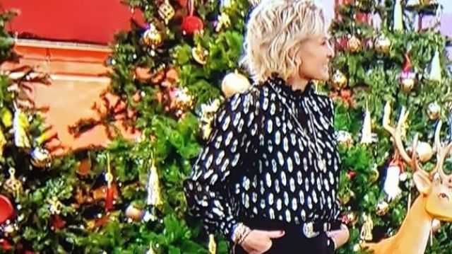 Blouse portés par Sophie Davant May Sarton dans l'émission Affaire conclue: la chasse aux objets