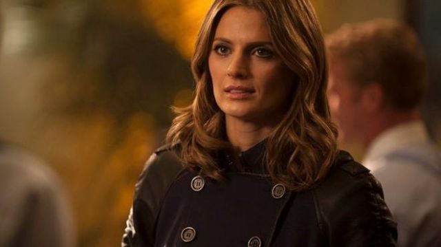 Le manteau à boutons porté par Kate Beckett (Stana Katic) dans Castle (S06)
