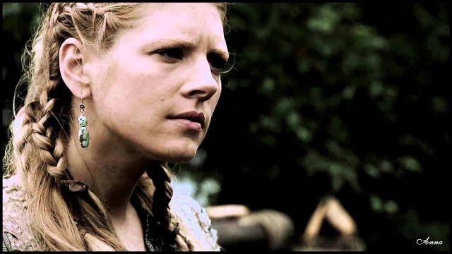 Earring in turquoise Lagertha de Lagertha (Katheryn Winnick) in Vikings (S01E02)