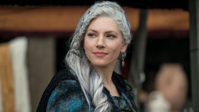 Lapis lazuli earring of Lagertha (Katheryn Winnick) in Vikings (S02E04)