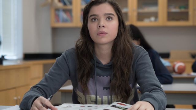 Sudadera con capucha usada por Nadine (Hailee Steinfeld) como se ve en The Edge of Seventeen