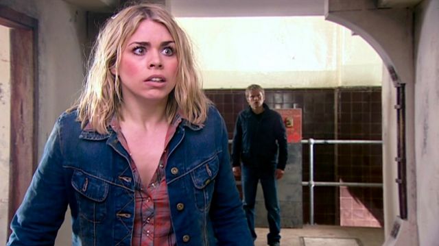 Chemise à carreaux de Rose Tyler (Billie Piper) dans Doctor Who (S02E10)
