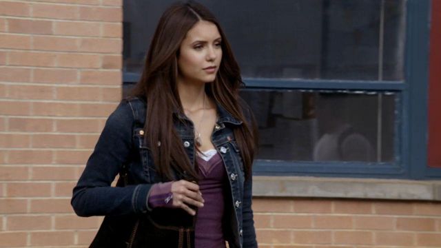 Tee shirt portée par Elena Gilbert (Nina Dobrev) dans Vampire Diaries (S01E09)