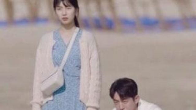 Beautiful white shoulder bag of Seo Dal Mi (Bae Suzy) in Start-Up (S01E09)