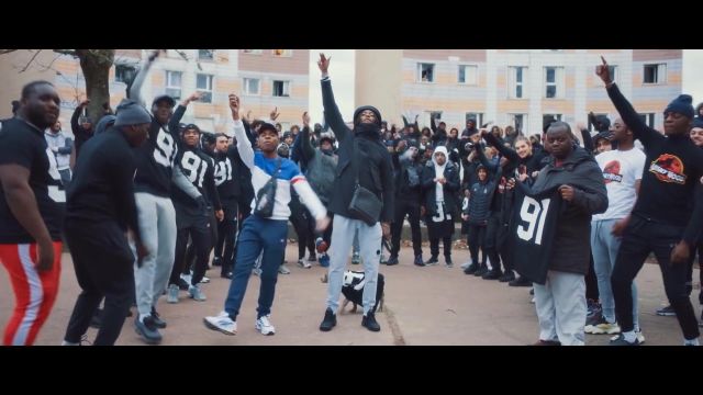 Sacoche de Koba LaD dans Denzo - La sacoche (feat. Koba LaD) (Clip Officiel)