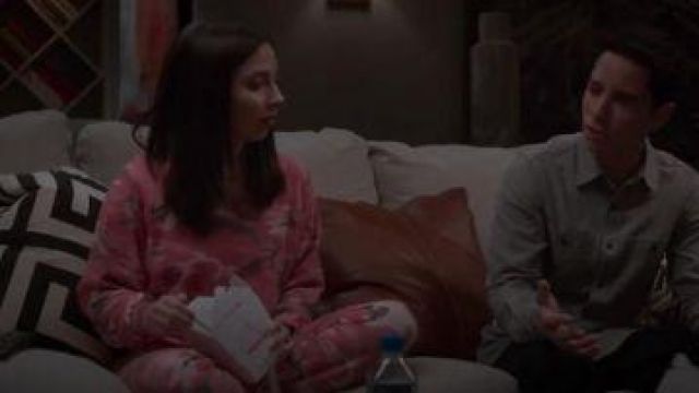 Pyjamas portée par Esther (Esther Povitsky) dans Alone Together (S01E10)