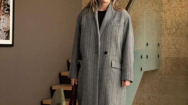 Collarless single button grey coat of Cassie Bowden (Kaley Cuoco) in The Flight Attendant (S01E05)
